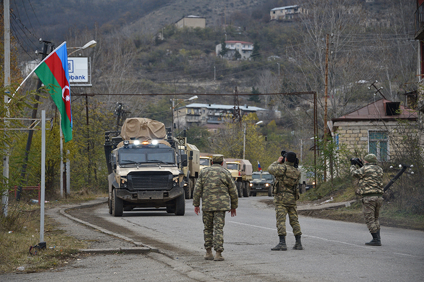 Binh sĩ và xe quân sự của Azerbaijan di chuyển qua thị trấn Lachin, gần khu vực biên giới với Armenia ngày 1/12/2020.