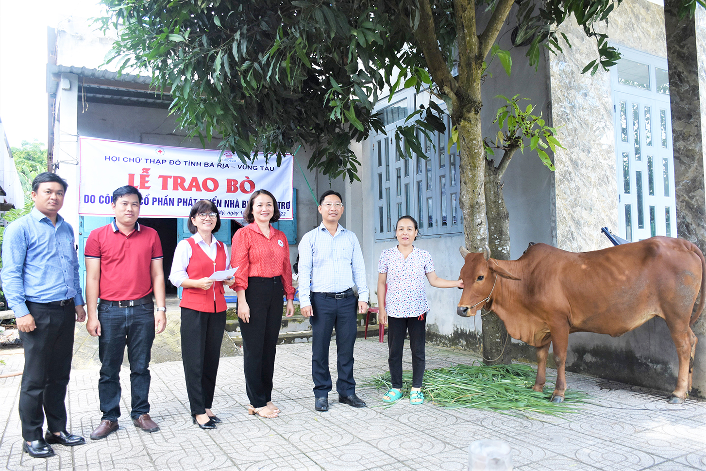 Gia đình bà Nguyễn Thị Thơm (tổ 11, thôn Tân Trung, xã Châu Pha, TX.Phú Mỹ) nhận bò giống từ Hội CTĐ tỉnh tại chương trình.