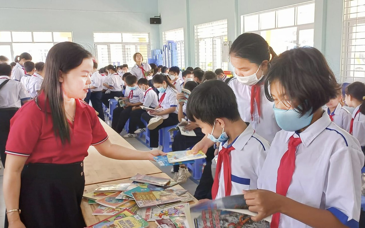 Học sinh Trường THCS Phước Hưng (TP. Bà Rịa) cùng nhau đọc sách tại chương trình chiều 14/9.