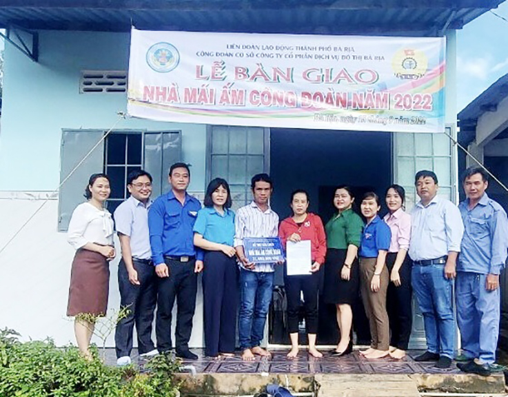 Đại diện CĐCS Công ty CP Dịch vụ Đô thị Bà Rịa bàn giao nhà cho vợ chồng ông bà Võ Thanh Dũng, Nguyễn Thị Bạch Huệ.