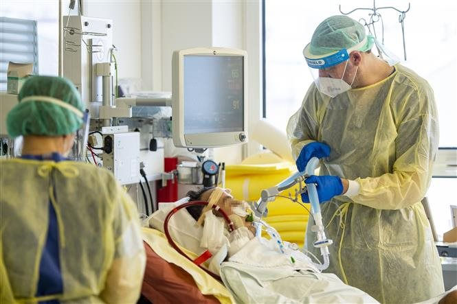 Nhân viên y tế điều trị cho bệnh nhân COVID-19 tại bệnh viện ở Munich (Đức).