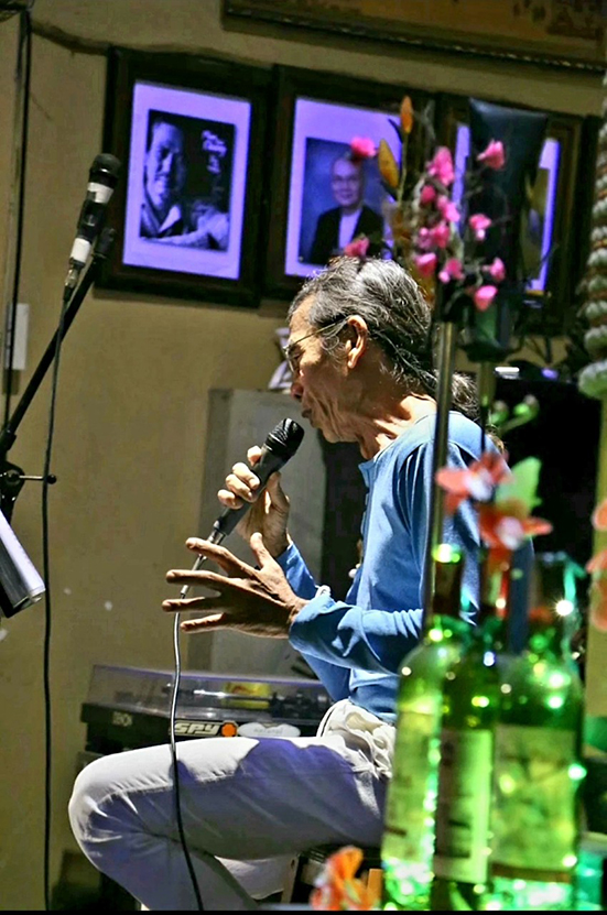 Khách hát Bolero tại phòng trà “Yêu nhạc xưa” (Mạc Đĩnh Chi, TP.Vũng Tàu).