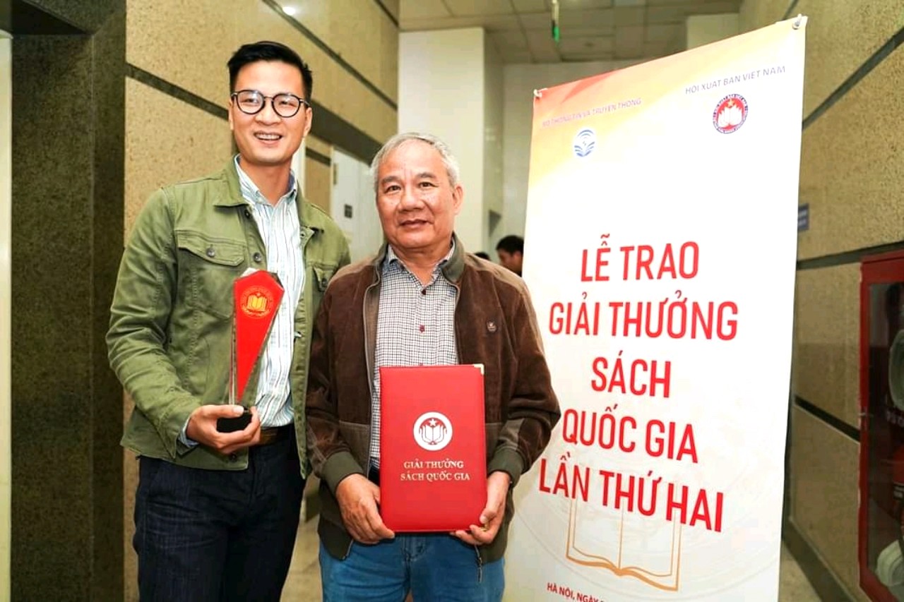 Nhà văn Trần Đức Tiến (bìa phải) và họa sĩ Kim Duẩn đoạt giải B Giải thưởng Sách quốc gia lần thứ hai vào năm 2019.