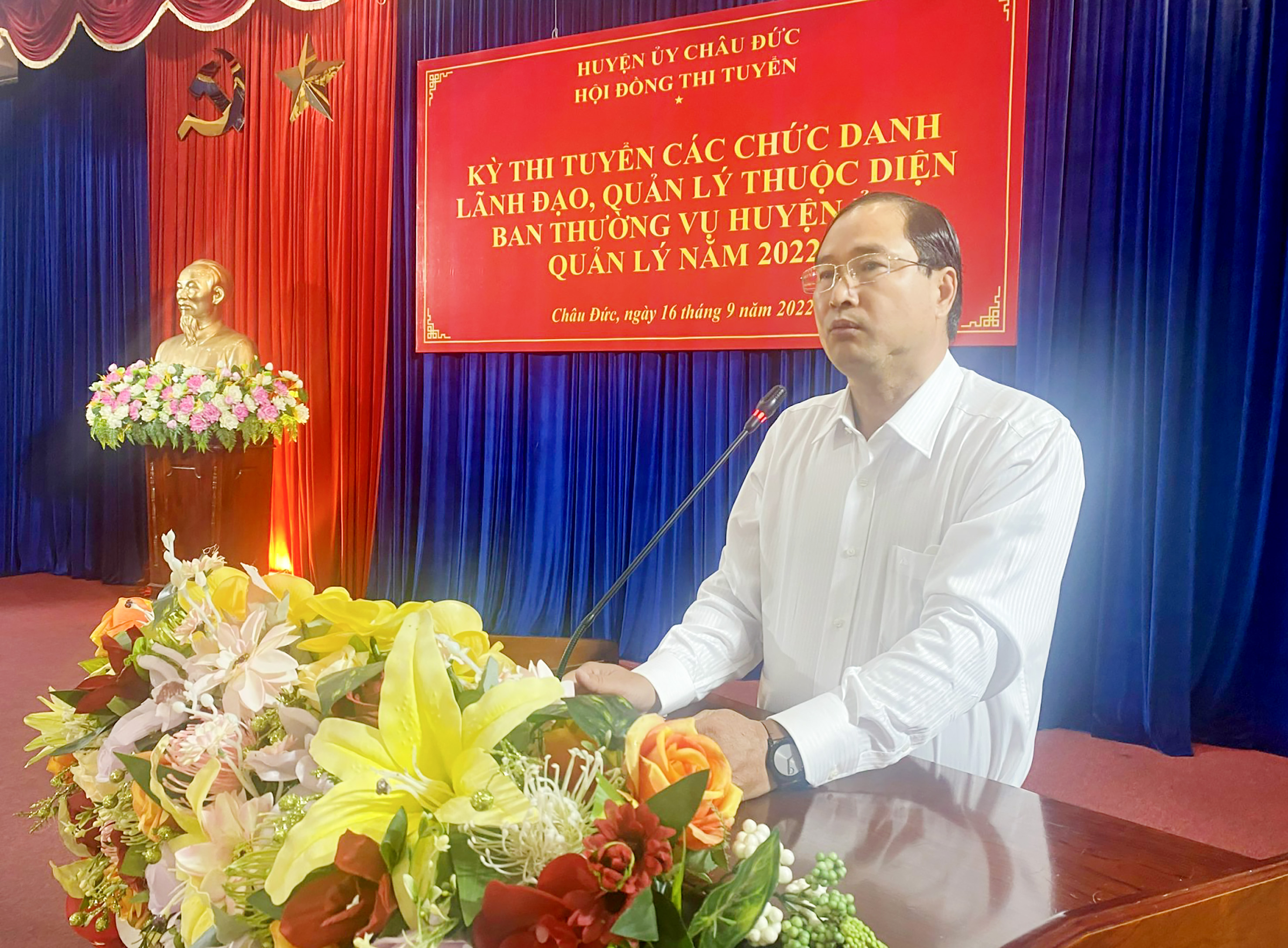 Ông Nguyễn Tấn Bản, Phó Bí thư Thường trực Huyện ủy Châu Đức phát biểu tại lễ khai mạc kỳ thi.