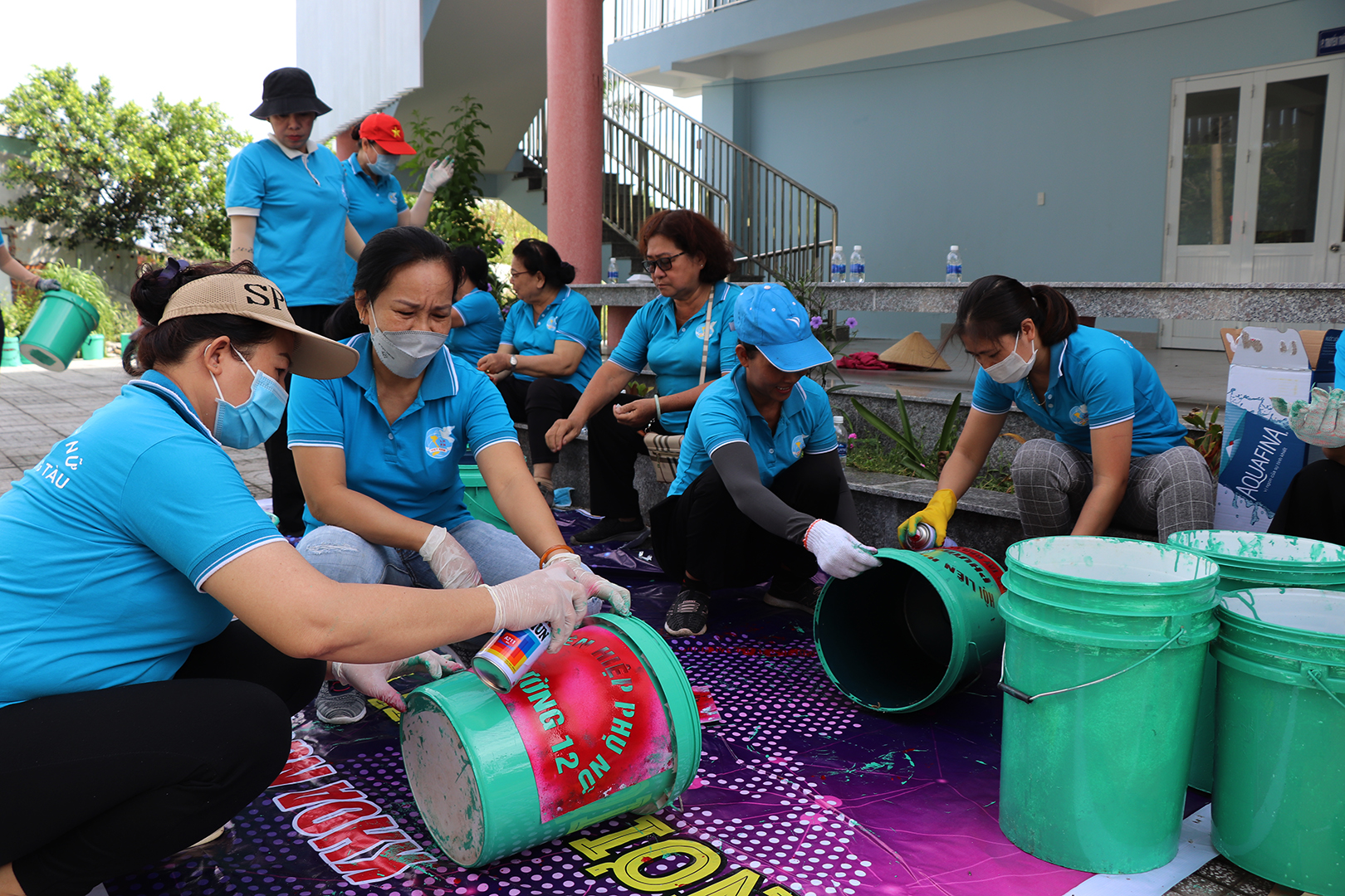 Những chiếc thùng rác xanh có 