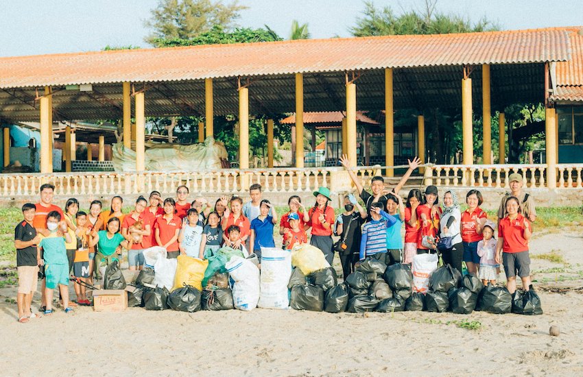 Thành quả của nhóm sau 2 giờ đồng hồ thu gom rác tại bờ biển.