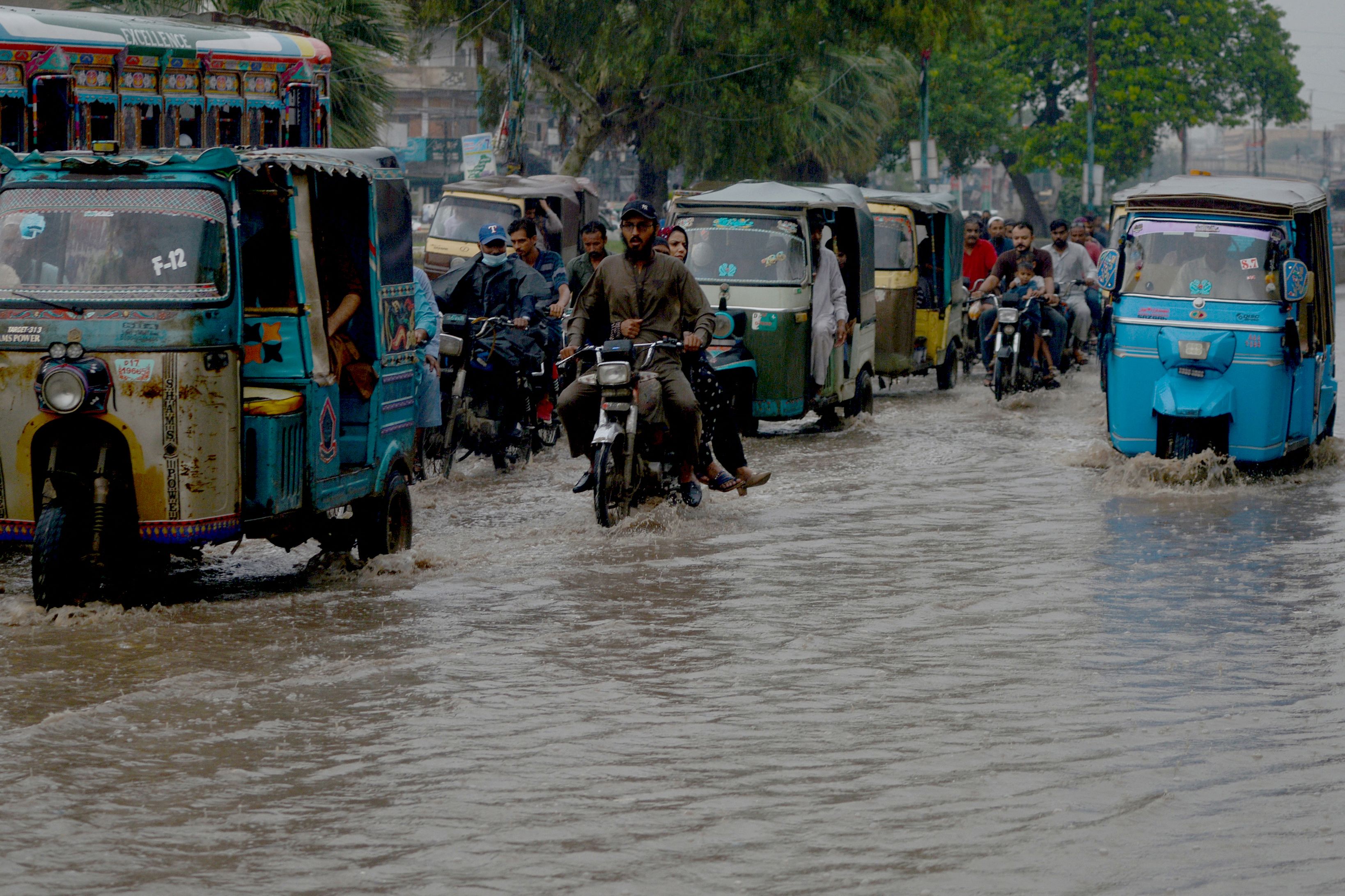 Cảnh ngập lụt sau những trận mưa lớn tại Karachi, Pakistan.