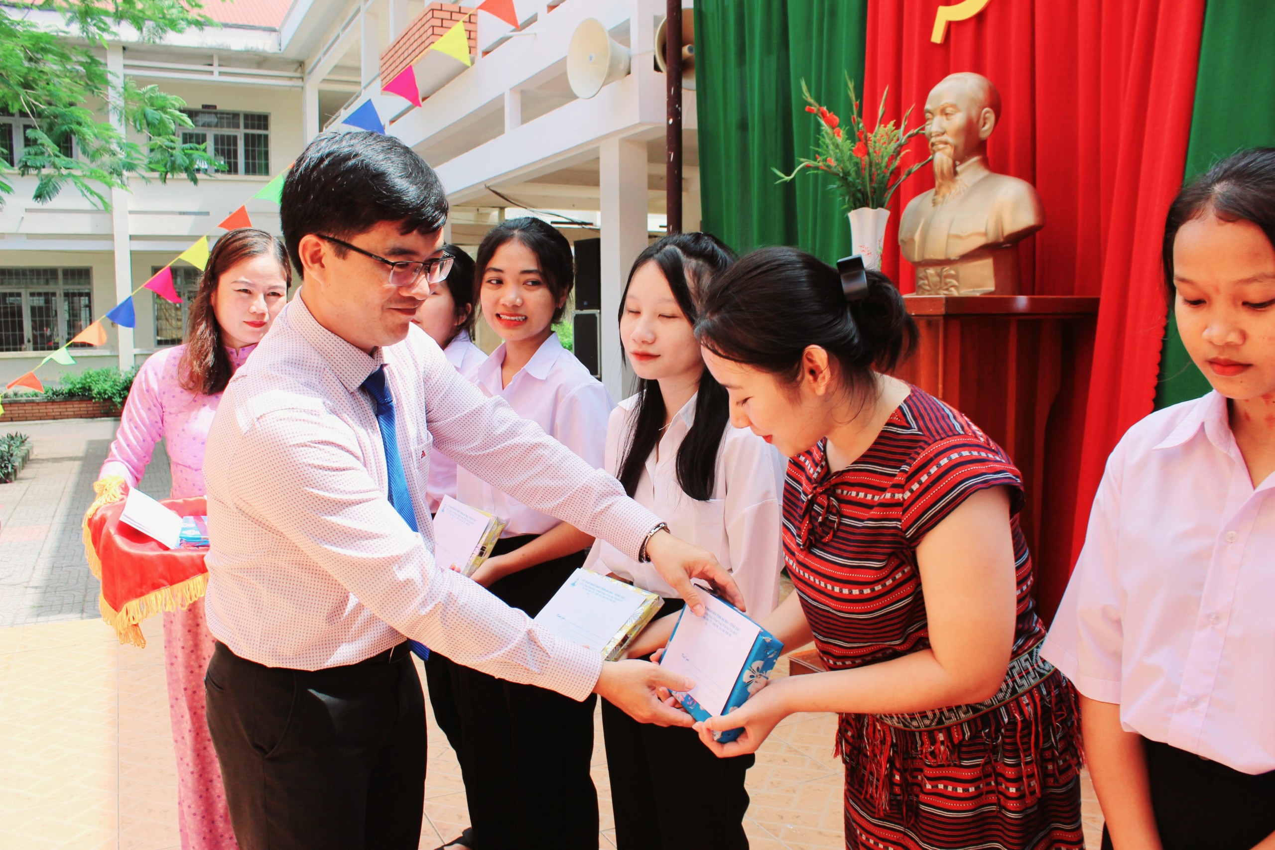 Ông Nguyễn Văn Tuân, Phó Trưởng Ban Văn hóa-Xã hội HĐND tỉnh trao quà cho HS Trường Phổ thông Dân tộc Nội trú tỉnh có thành tích xuất sắc trong học tập.