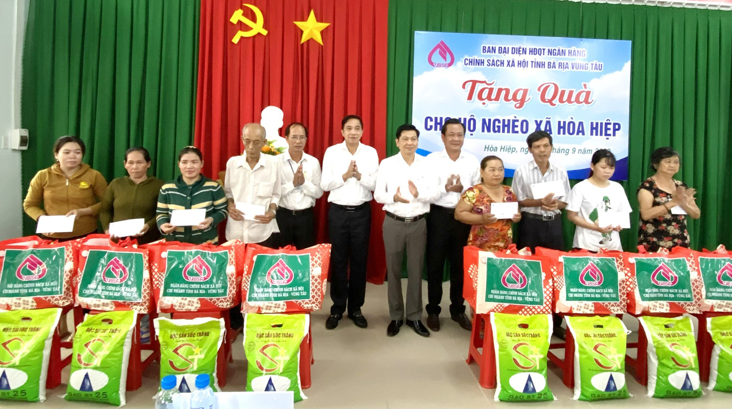 Ông Trần Văn Tuấn, Ủy viên Ban Thường vụ Tỉnh ủy, Trưởng Ban Đại diện HĐQT NHCSXH tỉnh tặng quà cho các hộ nghèo tại xã Hòa Hiệp.