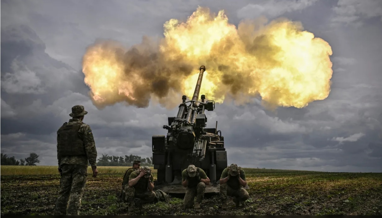 Binh sĩ Ukraine khai hỏa pháo tự hành 155 mm Caesar của Pháp tại chiến tuyến ở khu vực Donbas.