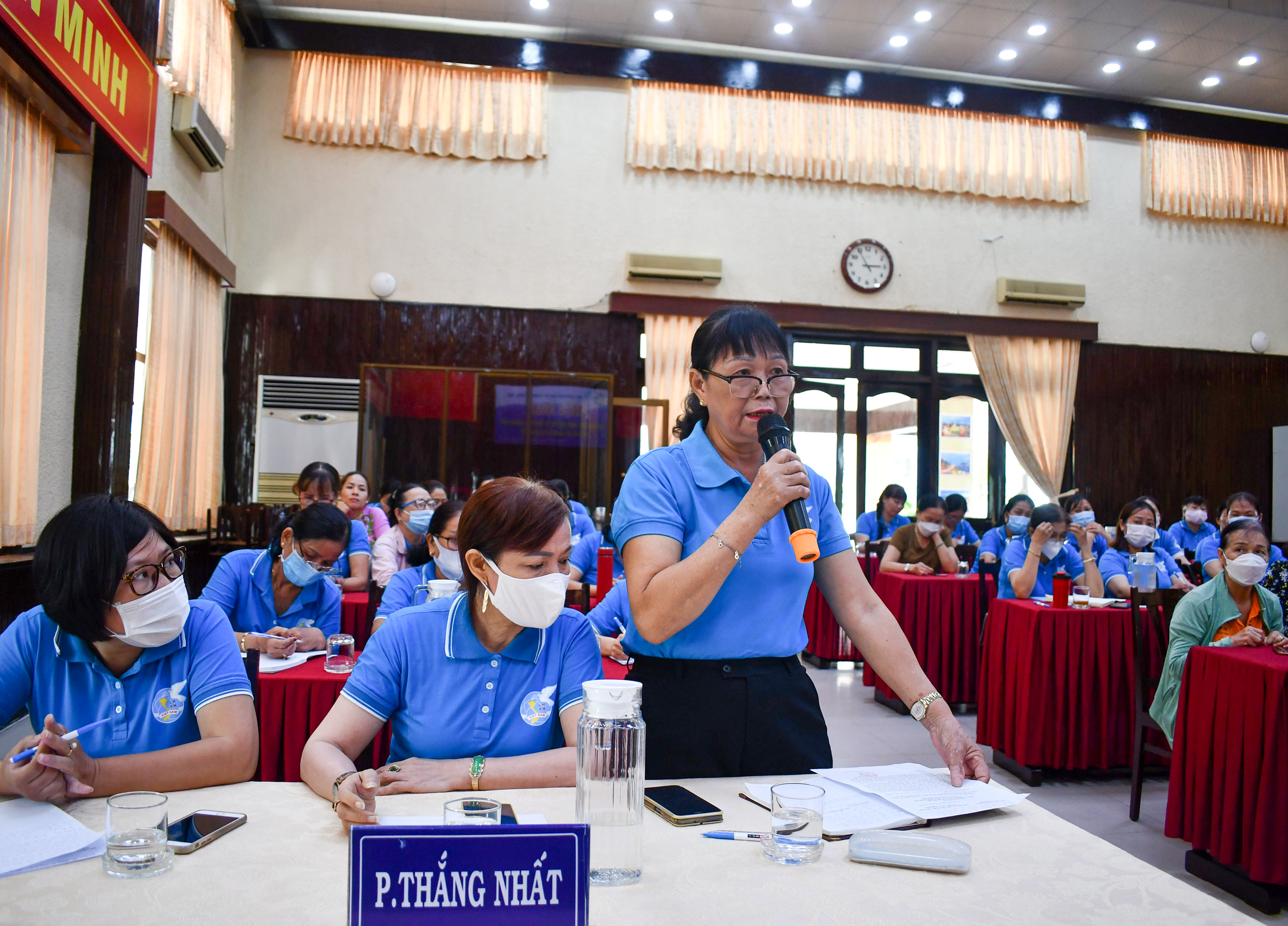 Cán bộ Hội LHPN phường Thắng Nhất phản ánh về chế bộ BHXH tại hội nghị.