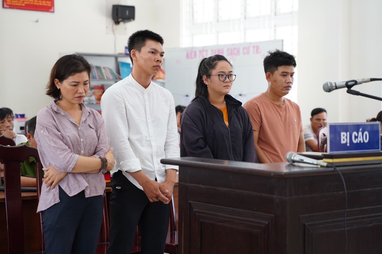 Các bị cáo: Bùi Thị Kim Hoàng, Trần Hoàng Thiên, Lê Thuý Vi, Nguyễn Hiền Dễ (Tính từ trái qua phải) tại phiên toà.