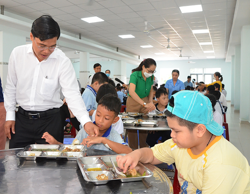 Ông Bùi Chí Tình, Phó Trưởng Ban Văn hóa - Xã hội HĐND tỉnh kiểm tra bữa ăn của HS tại Trường Nuôi dạy trẻ khuyết tật Bà Rịa.