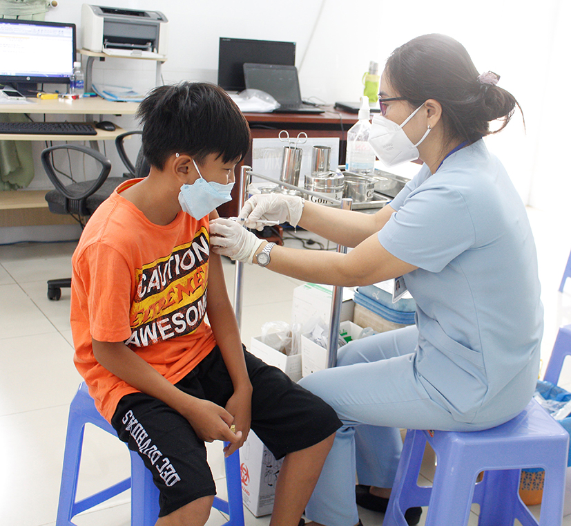 Các địa phương cần tăng tốc hơn nữa trong tiêm vắc xin cho trẻ em từ 5-17 tuổi. Trong ảnh: Nhân viên y tế của Trạm Y tế phường 2 (TP.Vũng Tàu) tiêm vắc xin phòng COVID-19 cho trẻ em.