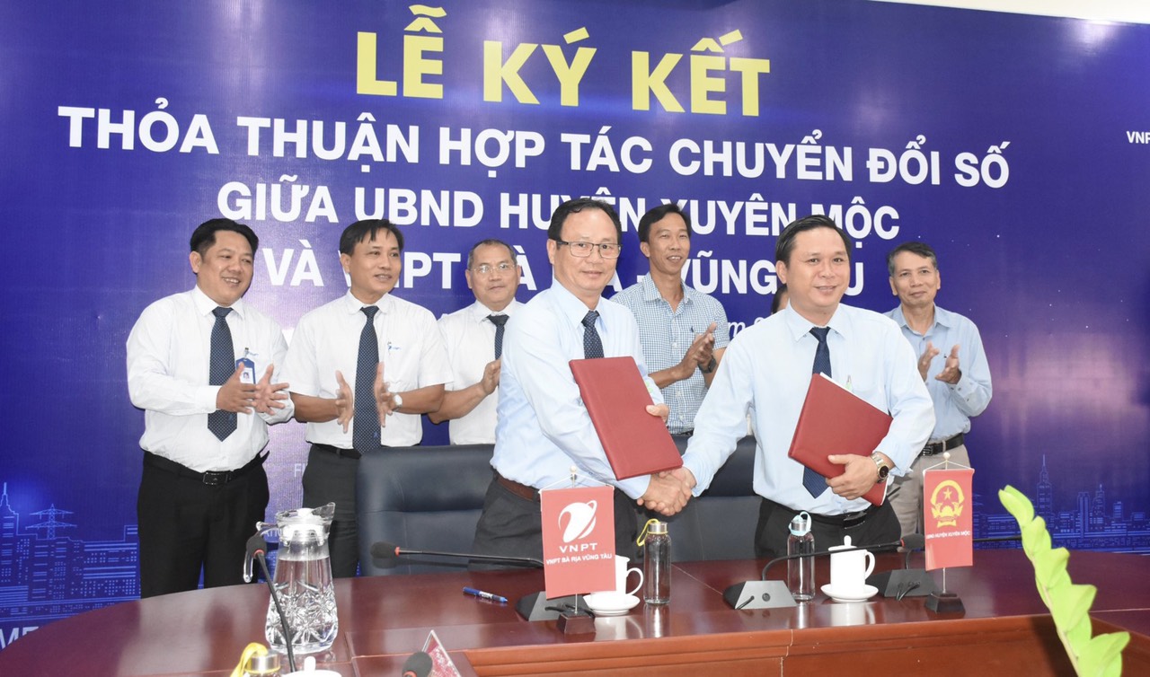 Đại diện UBND huyện Xuyên Mộc và VNPT Bà Rịa - Vũng Tàu ký kết hợp tác chuyển đổi số.