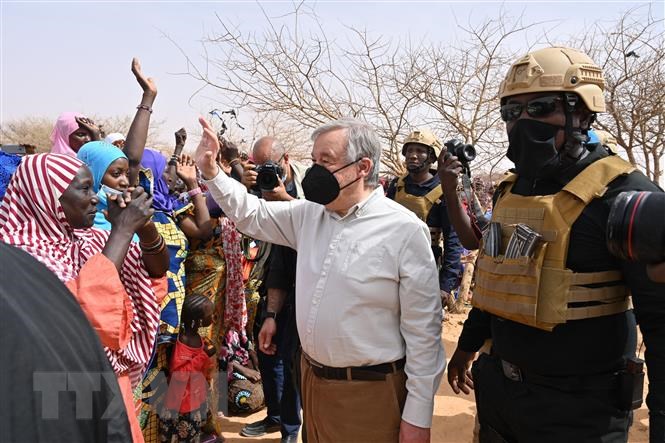 Tổng Thư ký LHQ Antonio Guterres (giữa) thăm trại tị nạn ở Ouallam, Niger ngày 3/5/2022.
