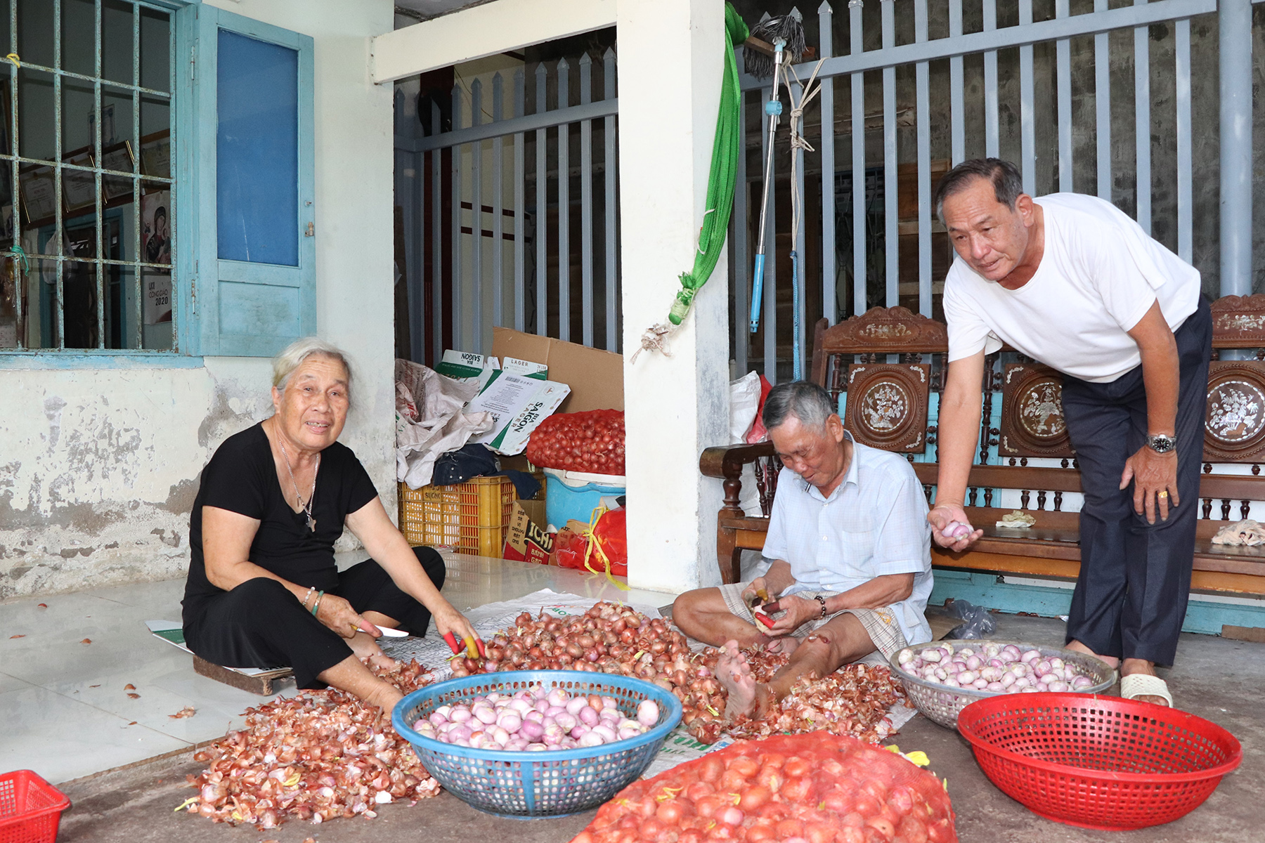 Chị Nguyễn Thanh Giang (phải), CTV dân số ấp Tân Hòa, xã Long Tân, huyện Đất Đỏ  đã có 17 năm gắn bó với công tác dân số.