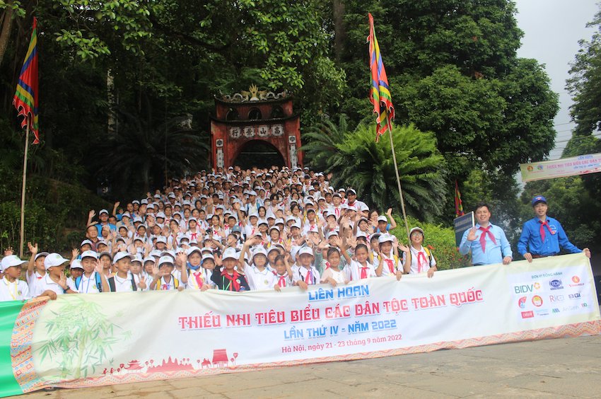 Đoàn đại biểu thiếu nhi tiêu biểu các dân tộc thiểu số dâng hương và chụp ảnh lưu niệm tại khu di tích lịch sử Đền Hùng, tỉnh Phú Thọ.