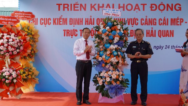 Ông Nguyễn Văn Thọ, Phó Bí thư Tỉnh ủy, Chủ tịch UBND tỉnh trao tặng hoa chúc mừng lãnh đạo Cục Kiểm định Hải quan.