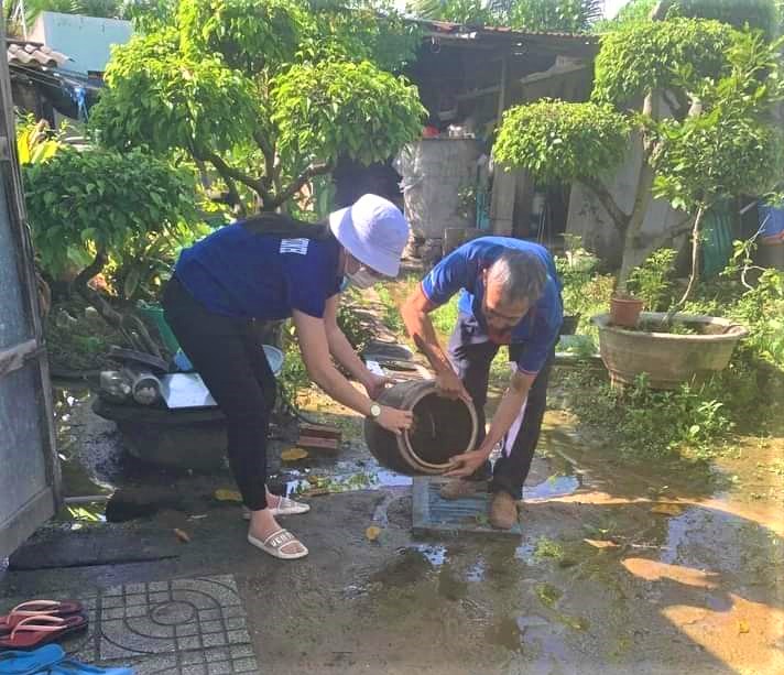 ĐVTN huyện Xuyên Mộc cùng người dân đỏ nước đọng để phòng chống bệnh sốt xuất huyết.
