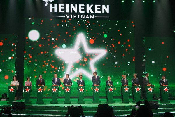 Lãnh đạo Trung ương, lãnh đạo tỉnh BR-VT và lãnh đạo Công ty TNHH Nhà máy bia Heineken Việt Nam – Vũng Tàu nhấn nút khách thành nhà máy.