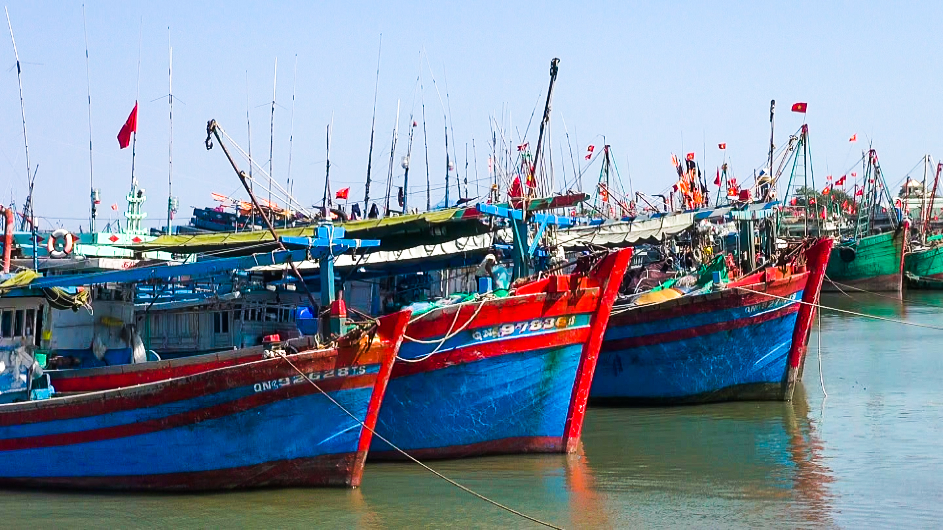 Hàng trăm tàu thuyền đã được neo đậu an toàn tại cảng cá Phước Tỉnh.