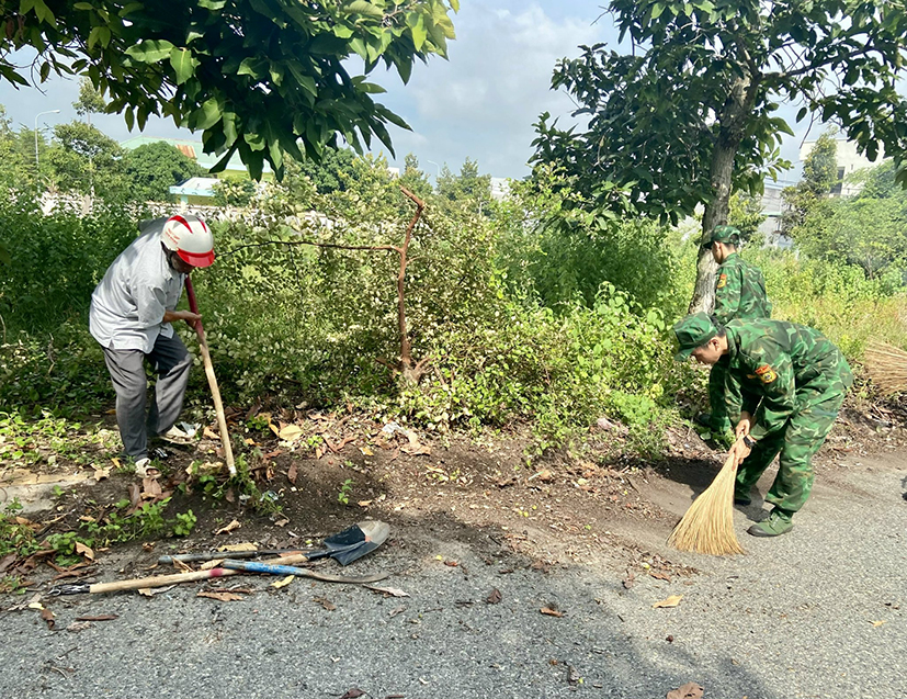 Lực lượng vũ trang và người dân ở KP.Hải Bình (TT.Long Hải, huyện Long Điền) dọn dẹp vệ sinh môi trường.