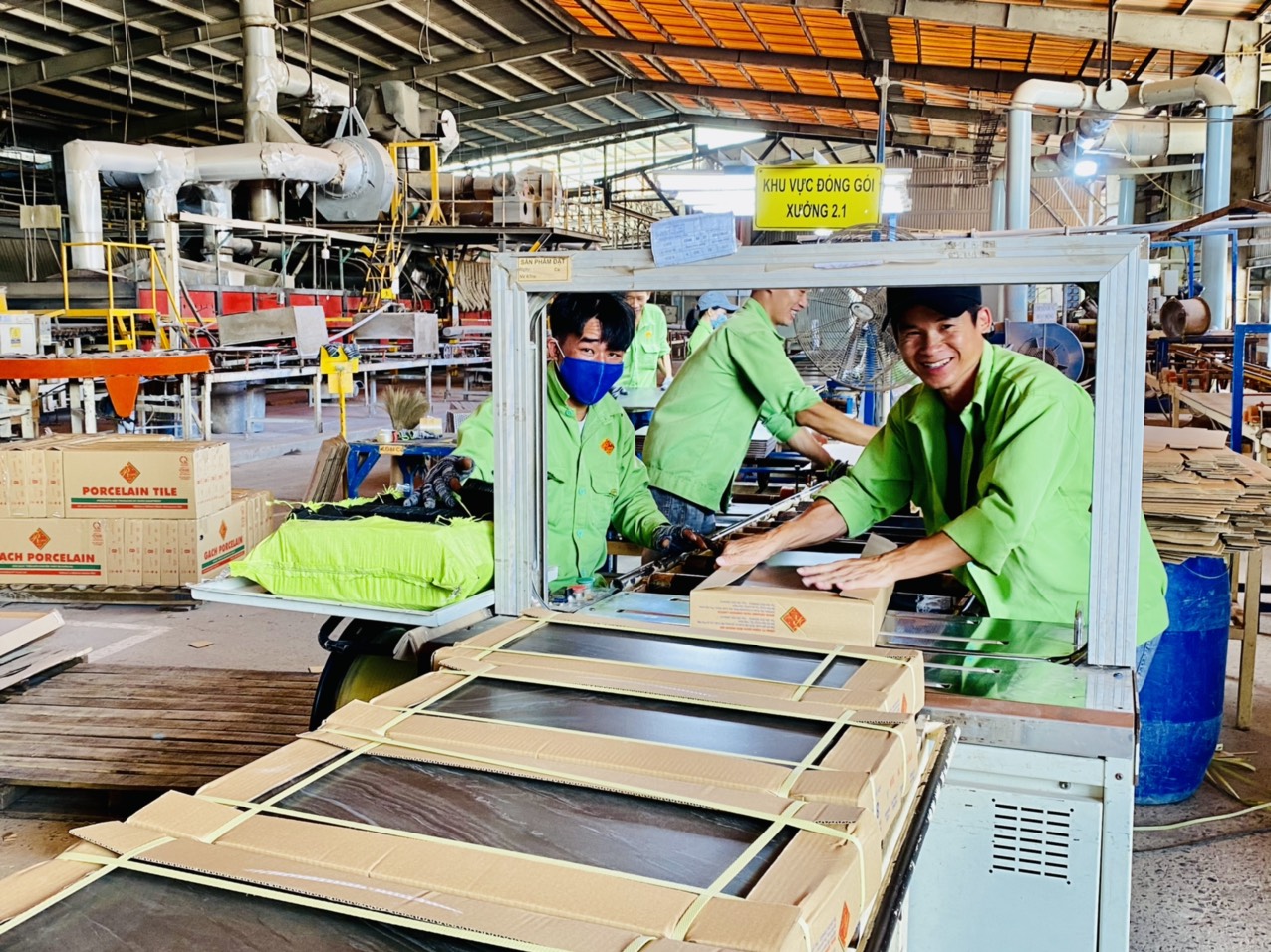 Hầu hết các DN đều đánh giá cao sự cải thiện trong công tác phục vụ DN của chính quyền địa phương tỉnh Bà Rịa-Vũng Tàu. Trong ảnh: Sản xuất gạch men tại Công ty TNHH Top Tiltile (TX. Phú Mỹ).