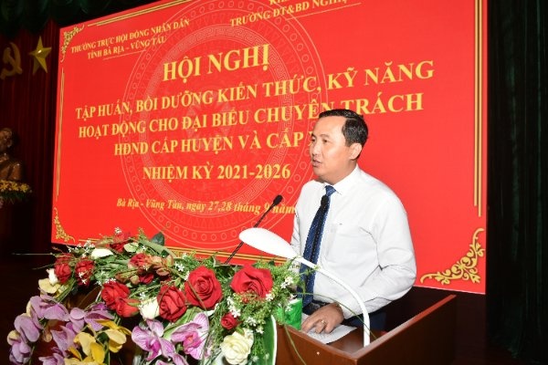 Ông Lê Hoàng Hải, Phó Chủ tịch HĐND tỉnh hát biểu khai mạc lớp tập huấn.
