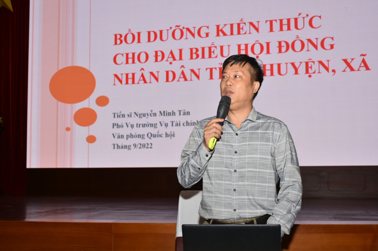 Tiến sĩ Nguyễn Minh Tân, Phó Vụ trưởng Vụ Tài chính, Văn phòng Quốc hội truyền đạt Chuyên đề Vị trí, vai trò, quyền hạn và hình thức hoạt động của đại biểu HĐND; Thực tiễn hoạt động của đại biểu HĐND hiện nay.
