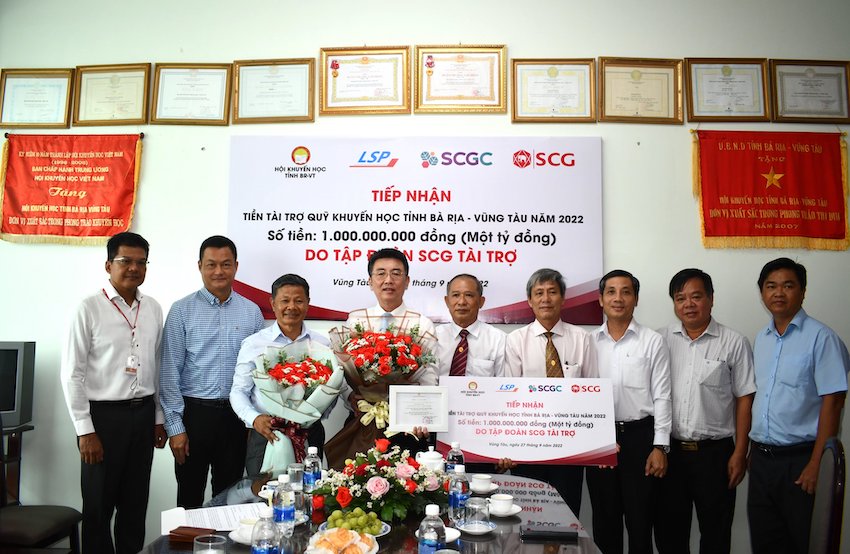 Đại diện Hội Khuyến học tỉnh tặng hoa và trao thư cảm ơn đến ông Piyapong Jriyasettapong (thứ 4 từ trái qua), Tổng Giám đốc Tập đoàn SCG.