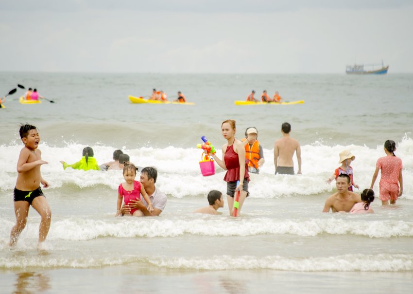 TP. Vũng Tàu khuyến cáo người dân không tắm biển từ ngày 26/9 để bảm đảm an toàn. Trong anh: Du khách vui chơi, tắm biển tại Bãi Sau, TP. Vũng Tàu.
