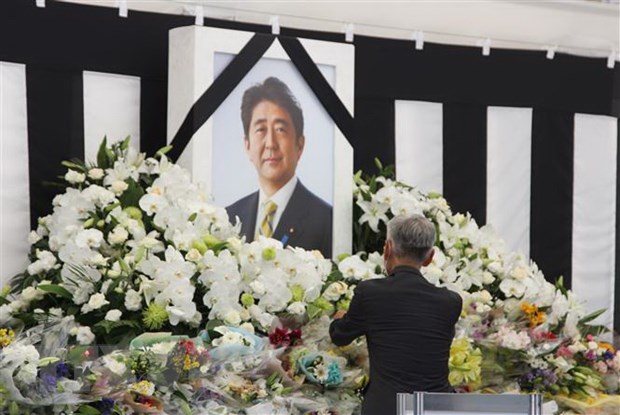 Người dân Nhật Bản bày tỏ lòng thành kính trước di ảnh của cố Thủ tướng Abe.