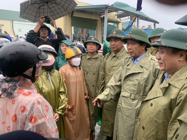 Phó Thủ tướng Lê Văn Thành cùng Đoàn công tác đi kiểm tra việc phòng, chống bão số 4 tại tỉnh Quảng Trị. Ảnh VGP/Đức Tuân