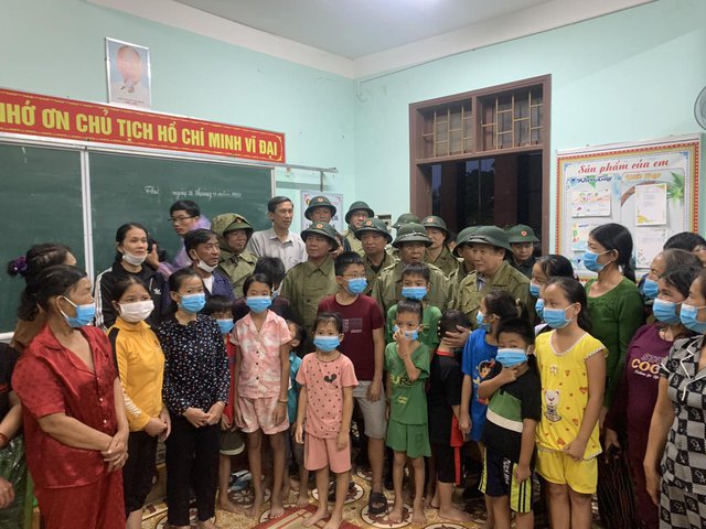 Phó Thủ tướng Lê Văn Thành cùng Đoàn công tác thăm hỏi bà con đang tránh trú bão tại Trường tiểu học Triệu An, Triệu Phong, Quảng Trị. Ảnh VGP/Đức Tuân