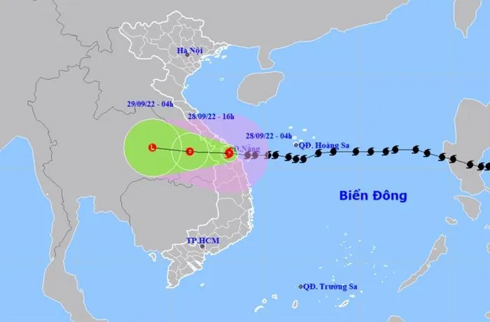 Dự báo bão số 4 sẽ đi sâu vào đất liền các tỉnh Trung Trung Bộ trong 12 giờ tới và suy yếu dần thành áp thấp nhiệt đới. Ảnh: NCHMF.