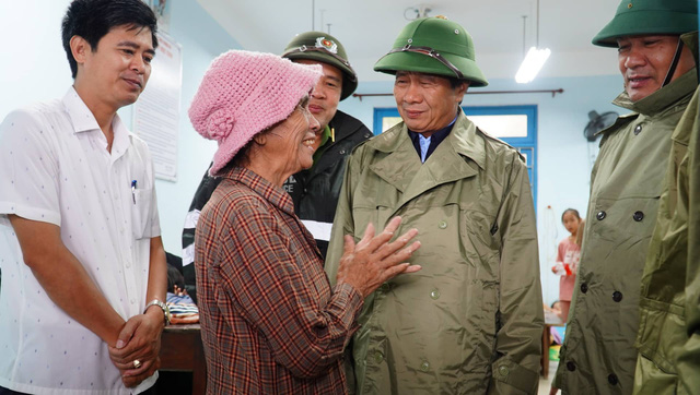 Phó Thủ tướng Lê Văn Thành thăm hỏi, động viên bà con tránh trú bão ở phường Thuận An (TP Huế).