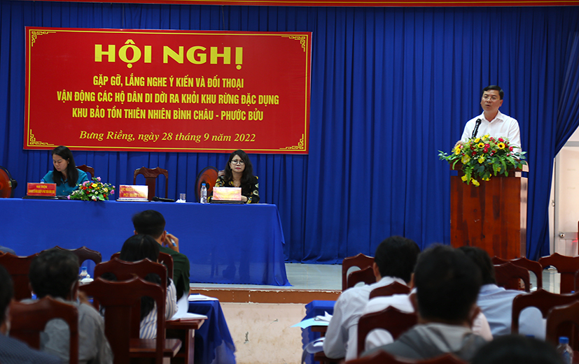 Phó Chủ tịch UBND tỉnh Nguyễn Công Vinh và lãnh đạo các sở, ngành, địa phương gặp gỡ lắng nghe ý kiến người dân.