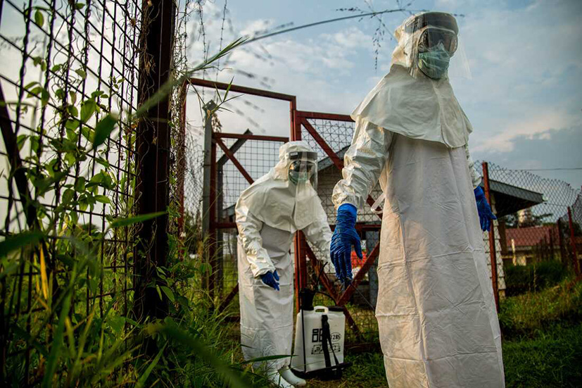 Nhân viên y tế làm việc tại khu vực điều trị cho bệnh nhân nhiễm Ebola tại Bundibugyo, Uganda.