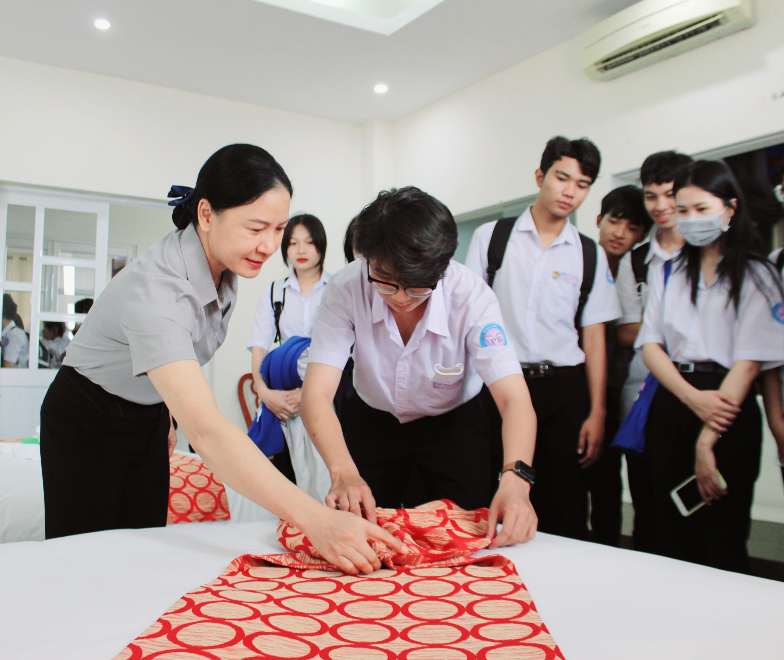 HS Trường THPT Phước Bửu được giảng viên hướng dẫn thực hành nghiệp vụ buồng tại Trường Cao đẳng Du lịch Vũng Tàu.