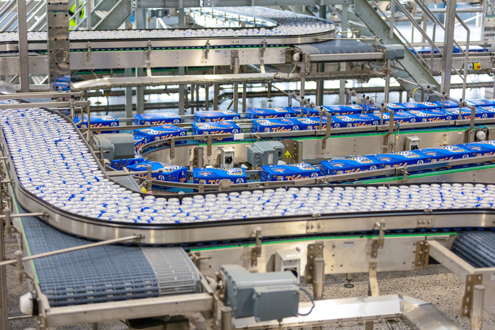 Với tổng cộng 4 dây chuyền đóng lon, nhà máy Vũng Tàu có thể xuất xưởng 12 triệu lon bia/ngày.
