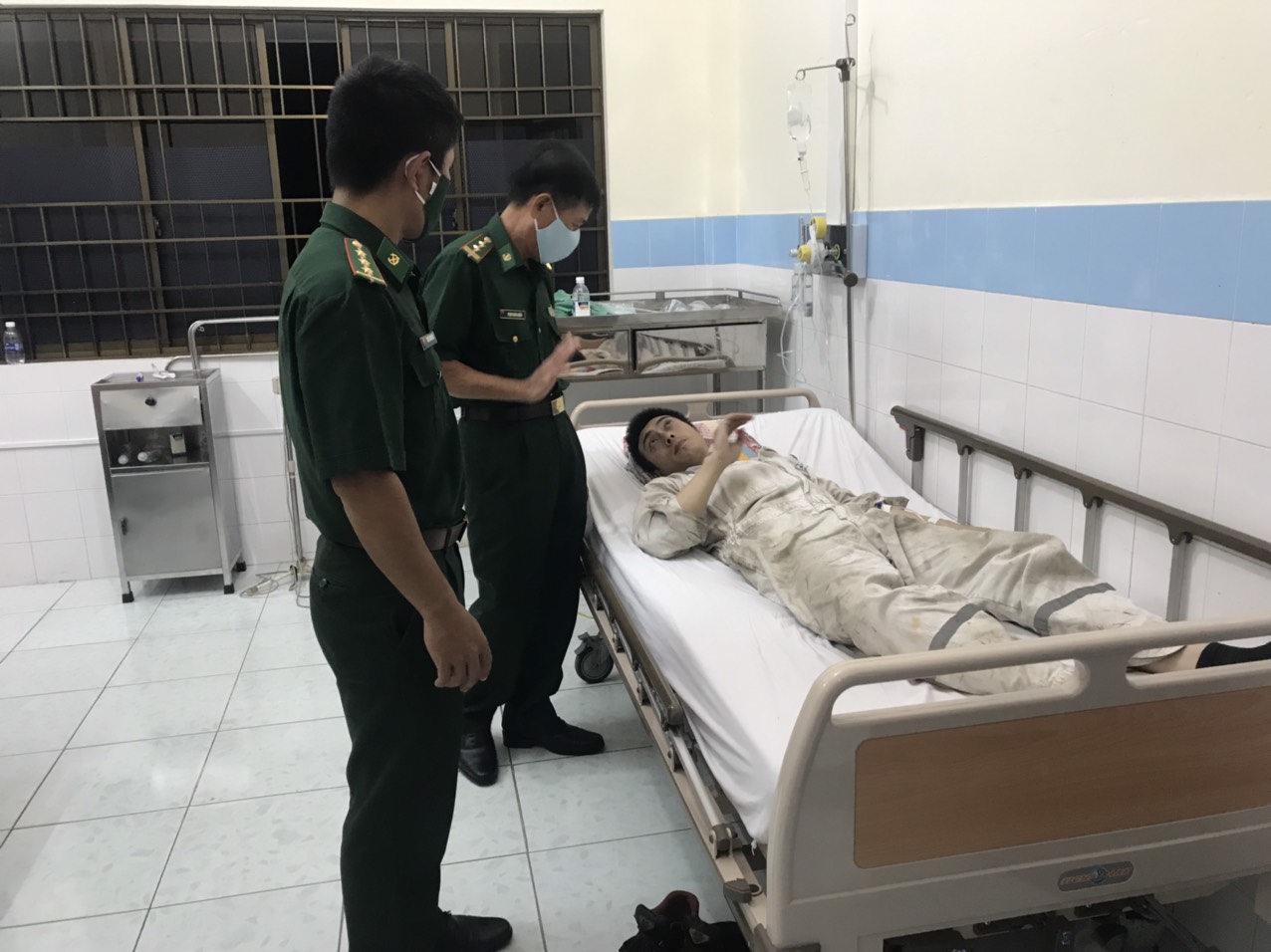 Sau khi được các bác sĩ Trung tâm Y tế Quân dân Y huyện Côn Đảo cứu chữa, một số thuyền viên đã tỉnh táo trở lại. 