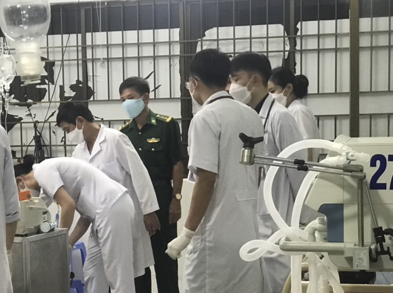 Y, bác sĩ Trung tâm Y tế Quân dân Y huyện Côn Đảo nỗ lực cứu chữa các thuyền viên.
