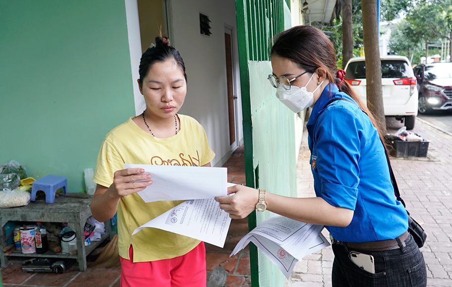 Chị Nguyễn Thị Thu Khiết, Bí thư Đoàn phường 8 hướng dẫn người dân giữ gìn môi trường xung quang, phòng dịch sốt xuất huyết