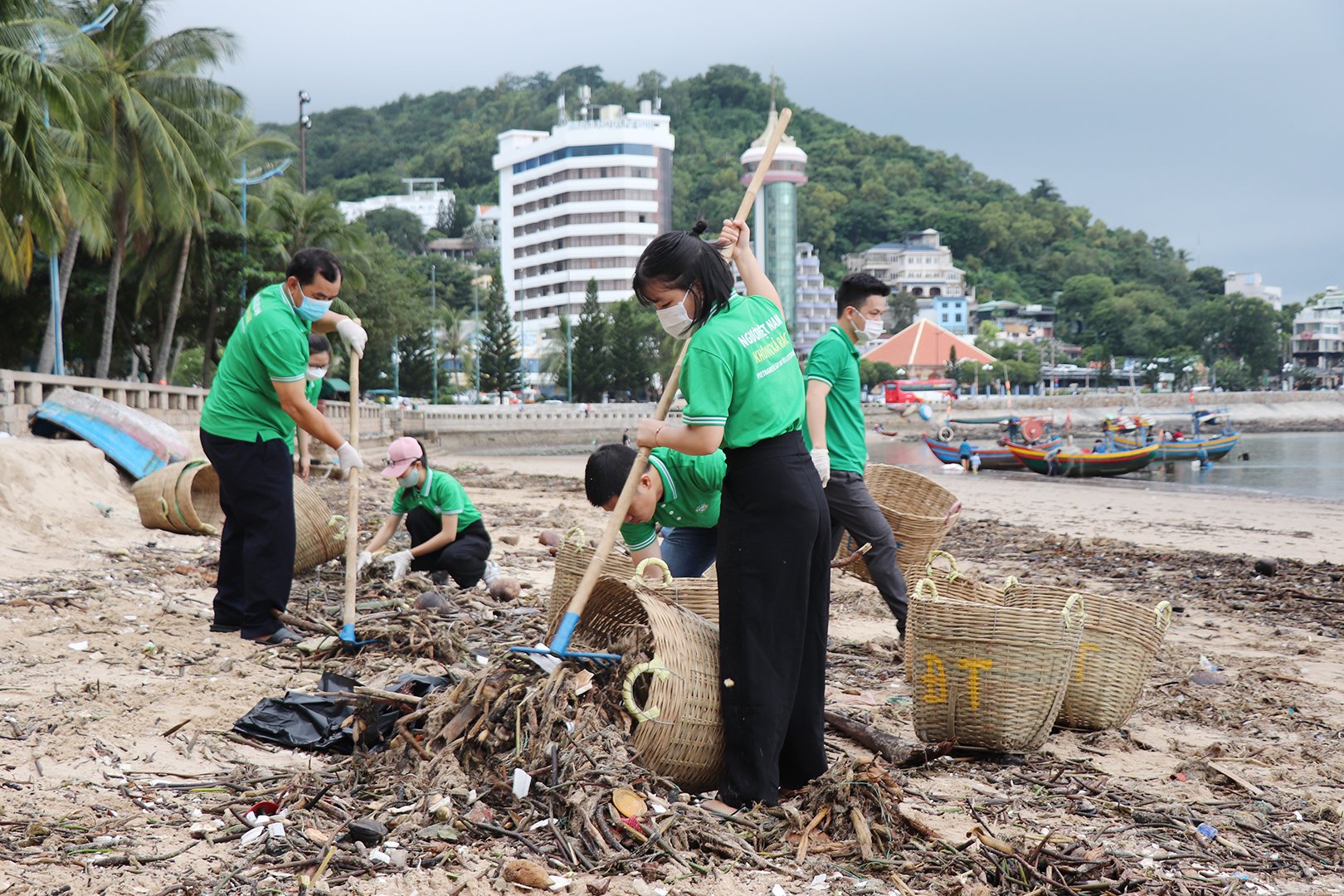 Sinh viên, tình nguyện viên tham gom rác dọc bãi biển Bãi Trước.
