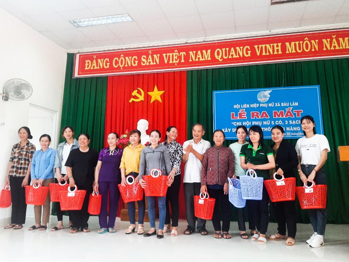 Hội LHPN xã Bàu Lâm trao tặng chị em giỏ nhựa để đi chợ.