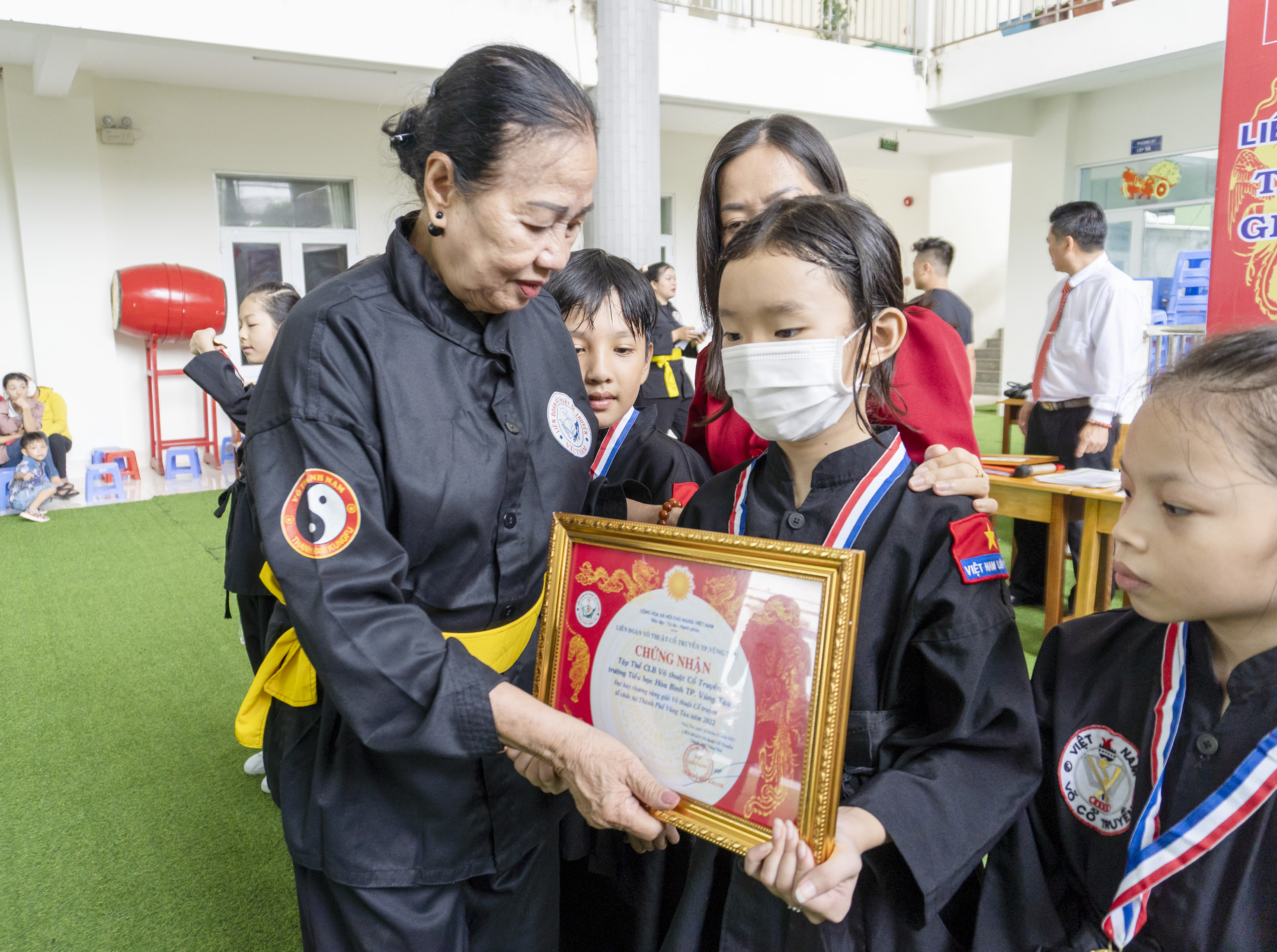 Ban tổ chức trao Huy chương vàng cho CLB Võ thuật Cổ truyền phường Nguyễn An Ninh.