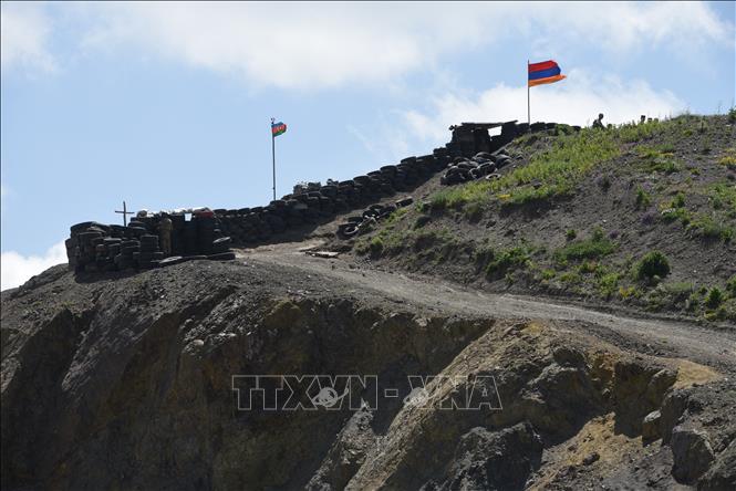 Quốc kỳ Azerbaijan (trái) và quốc kỳ Armenia tại trạm kiểm soát biên giới giữa hai nước ở làng Sotk (Armenia).