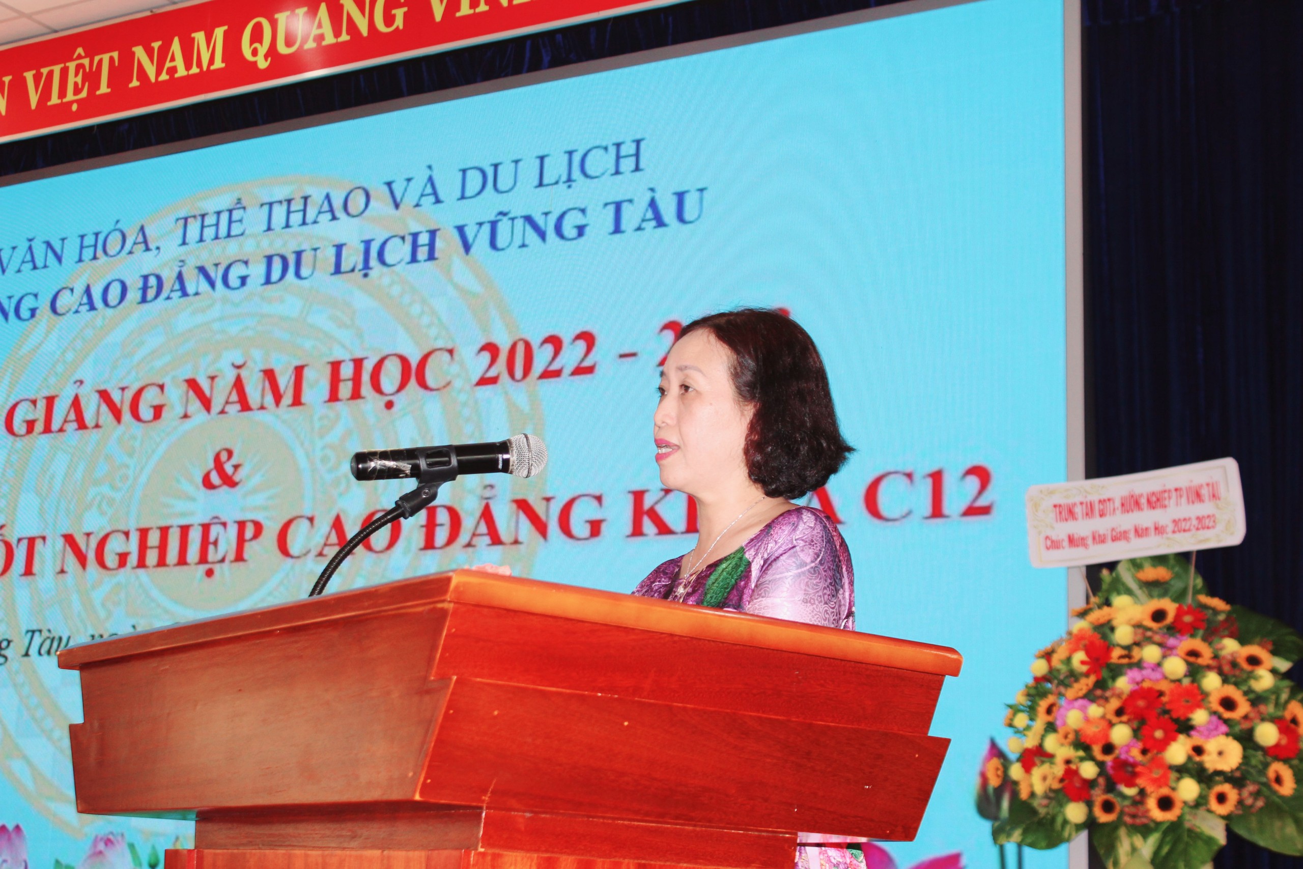 Bà Đinh Bích Diệp, Hiệu trưởng nhà trường phát biểu tại lễ khai giảng năm học 2022-2023.