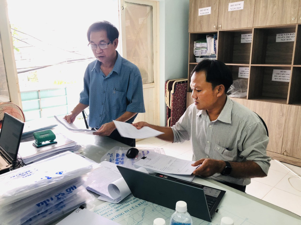 Chi cục Thủy sản (Sở NN-PTNT) kiểm tra việc thực hiện chống đánh bắt bất hợp pháp tại cảng Tân Phước (huyện Long Điền).